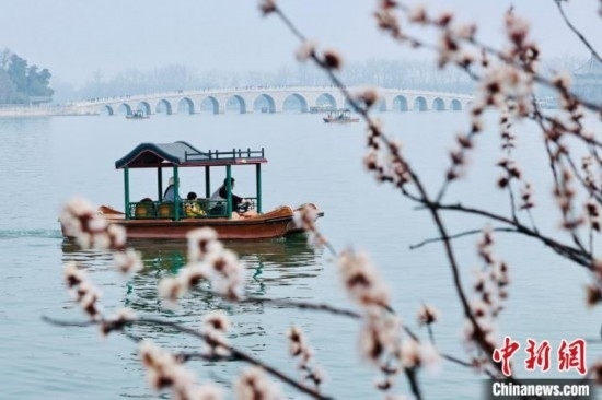 20日，頤和園游船開航。<a target='_blank' data-cke-saved-href='/' href='/'><p align=