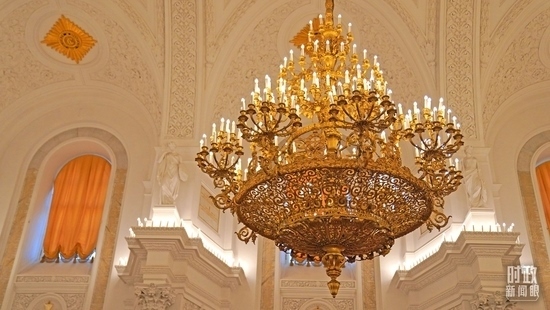 △喬治大廳內燈光璀璨。（總臺國廣記者李晉拍攝）