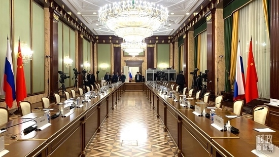 △俄羅斯聯(lián)邦政府大廈內，習主席在這里會見俄羅斯總理米舒斯京。（總臺央視記者段德文拍攝）