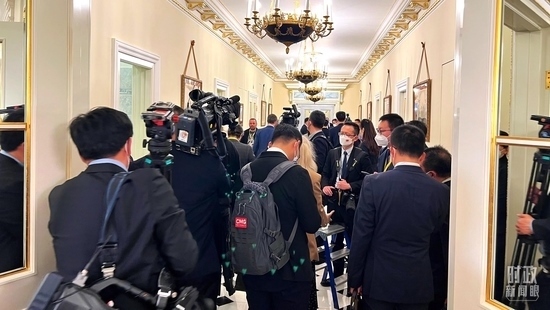  △等待進入會場的新聞記者擠滿走廊。（總臺央視記者程鋮拍攝）