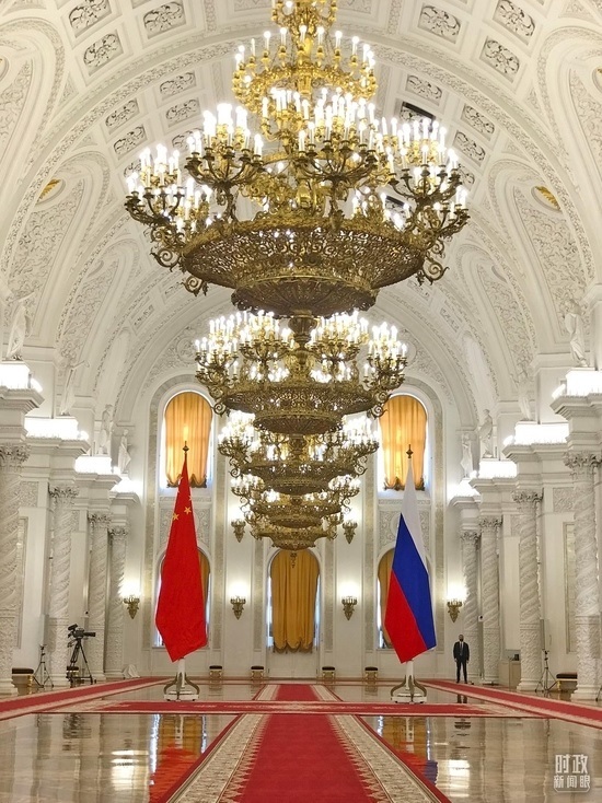 △克里姆林宮喬治大廳，習主席在這里同普京總統(tǒng)握手合影。（總臺央視記者石偉明拍攝）
