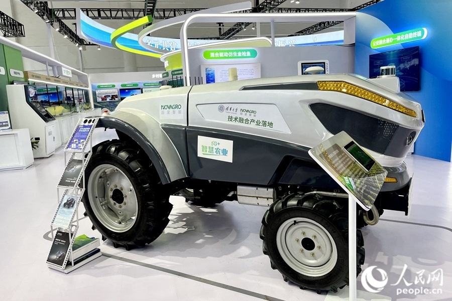 通過手機(jī)，就能指揮新能源無人駕駛拖拉機(jī)在田里作業(yè)。人民網(wǎng) 錢嘉禾攝