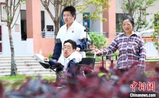 碰上天氣好，朱金祥就會(huì)利用休息時(shí)間，和鐘華強(qiáng)母親將其推出來賞賞花，曬曬太陽(yáng)，呼吸一下外面的新鮮空氣。 卓忠偉 攝