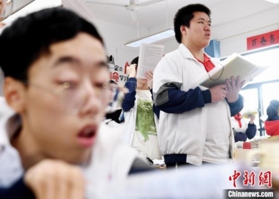 朱金祥(右)和鐘華強(qiáng)(左)正在加緊復(fù)習(xí)迎接高考。 卓忠偉 攝