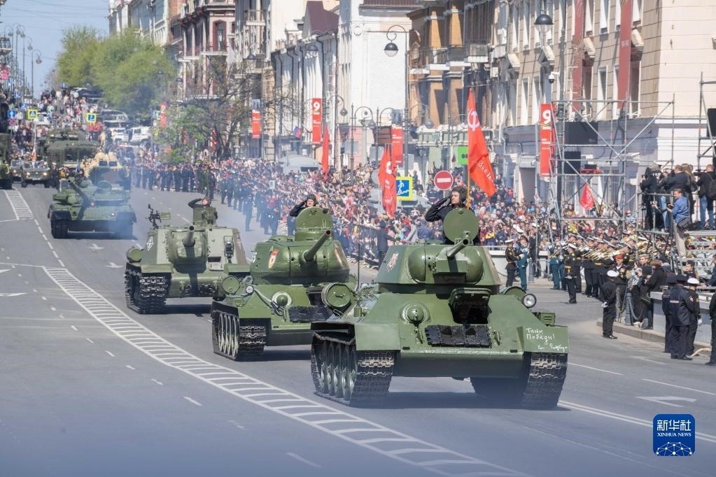 5月9日，在俄羅斯符拉迪沃斯托克市，坦克編隊(duì)參加閱兵式。新華社發(fā)（郭飛洲攝）