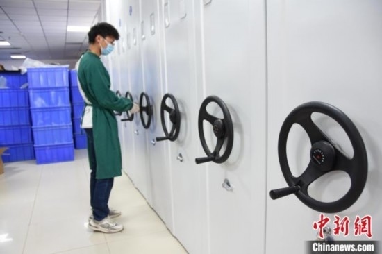 圖為鄭州大學(xué)人骨考古實驗室內(nèi)的骨骼標(biāo)本庫。王宇 攝