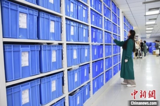 圖為鄭州大學(xué)人骨考古實驗室內(nèi)的骨骼標(biāo)本庫。王宇 攝