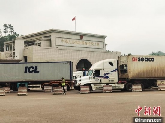 近日，位于中越邊境廣西憑祥市的友誼關(guān)口岸車水馬龍，裝載著東盟水果的跨境車輛來往不斷。黃艷梅 攝