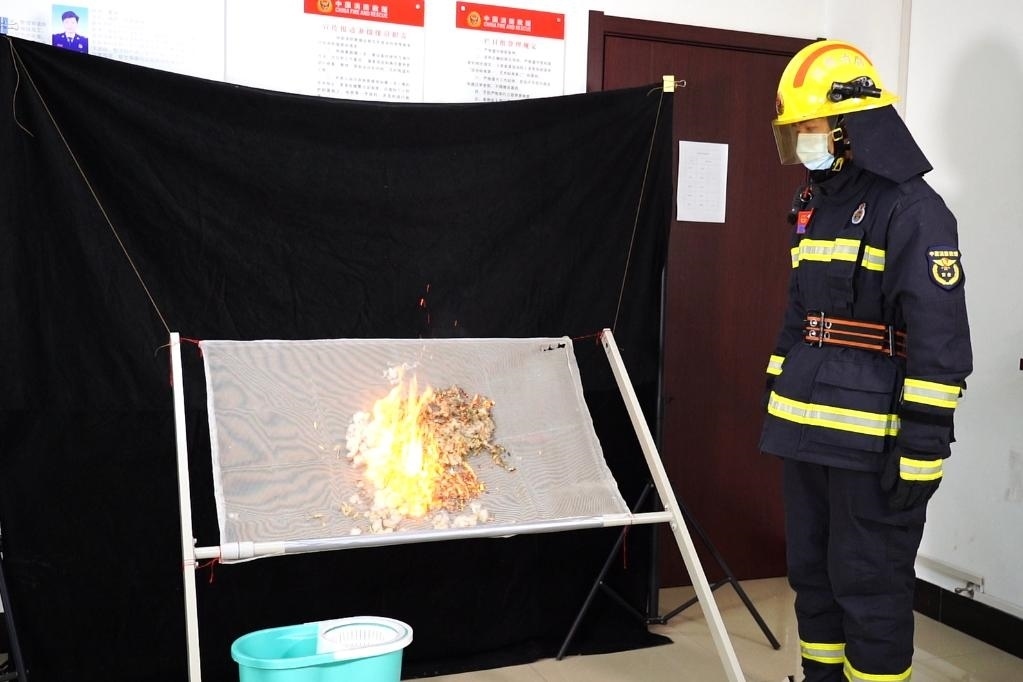 消防員在展示柳絮點(diǎn)燃實(shí)驗(yàn)。 張少欣 攝
