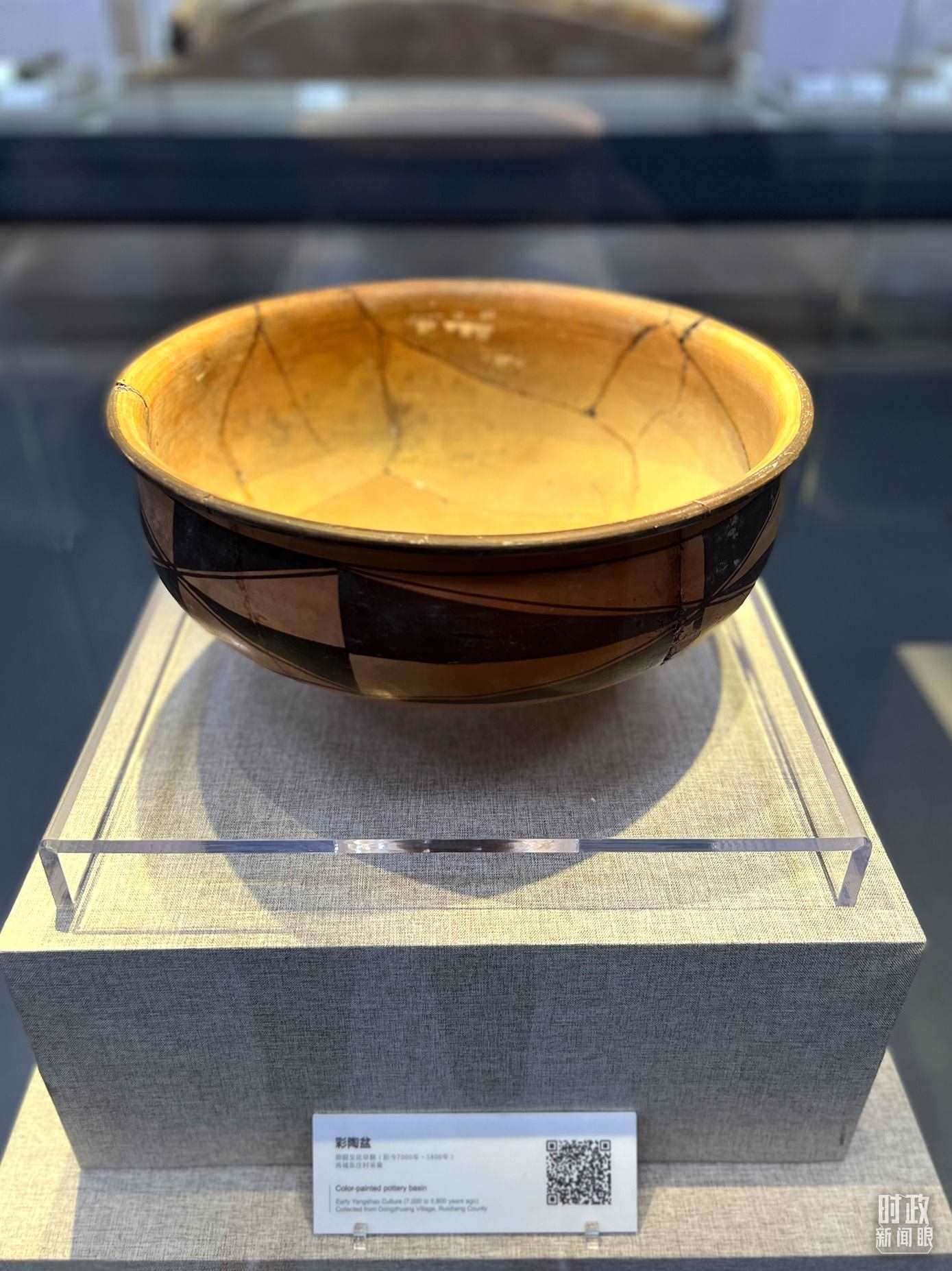 △運(yùn)城博物館內(nèi)展出的仰韶文化早期的彩陶盆。（總臺央視記者邢彬拍攝）