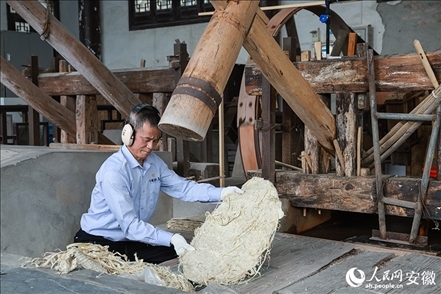 宣紙制作工藝——制簾。人民網(wǎng)記者 張俊攝