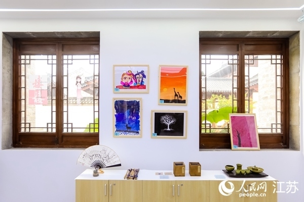 “棲棲小店”的文創(chuàng)產(chǎn)品展示廳。人民網(wǎng)記者 馬曉波攝