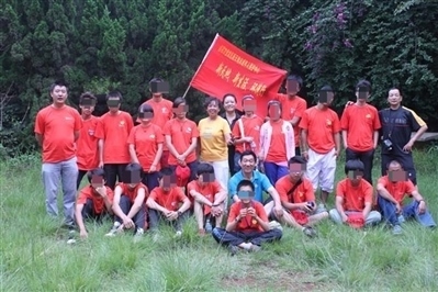 項(xiàng)目辦開(kāi)展活動(dòng)合影，喬海云（后排中，黑衣）和張?jiān)氯纾ê笈庞乙唬? referrerpolicy=