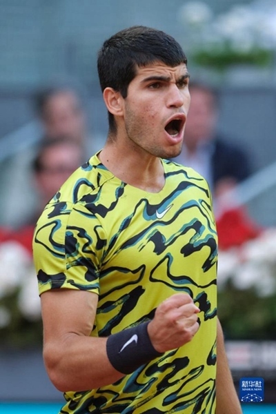 5月7日，阿爾卡拉斯在比賽中慶祝得分。當(dāng)日，在西班牙馬德里網(wǎng)球公開賽男單決賽中，西班牙選手阿爾卡拉斯以2比1戰(zhàn)勝德國選手施特魯夫，奪得冠軍。新華社記者 孟鼎博 攝