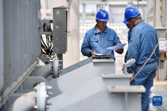 5月27日，電力工人在工程現(xiàn)場進行檢修作業(yè)。