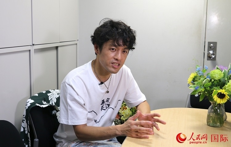 竹內(nèi)亮接受人民網(wǎng)專訪。人民網(wǎng) 許可攝