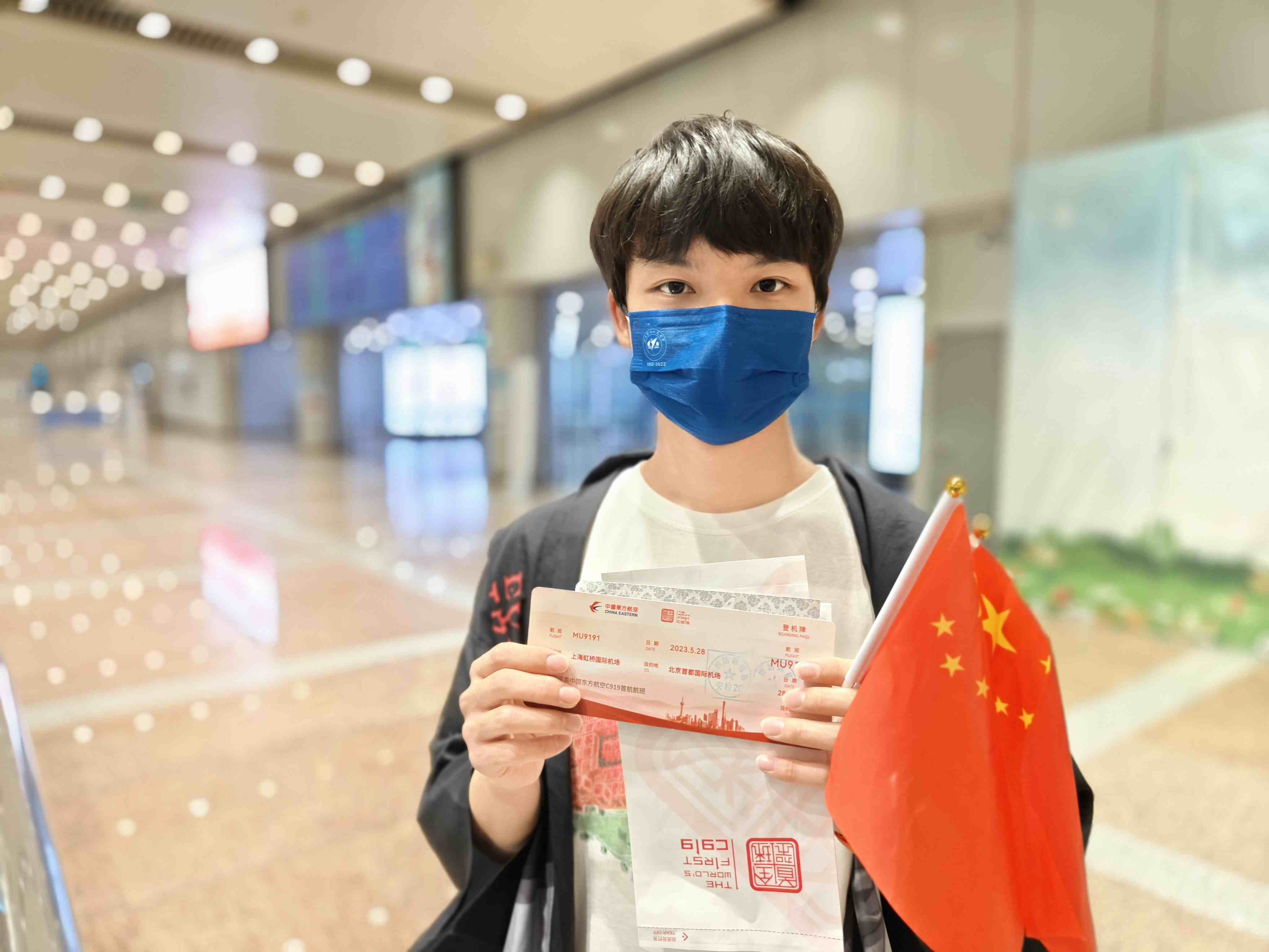 張可立向記者展示有著紀(jì)念意義的登機(jī)牌。人民網(wǎng)記者 夏曉倫攝