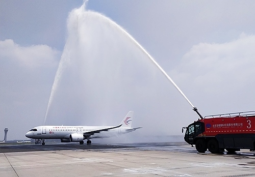 C919穿過象征民航最高禮儀的“水門”。東航供圖