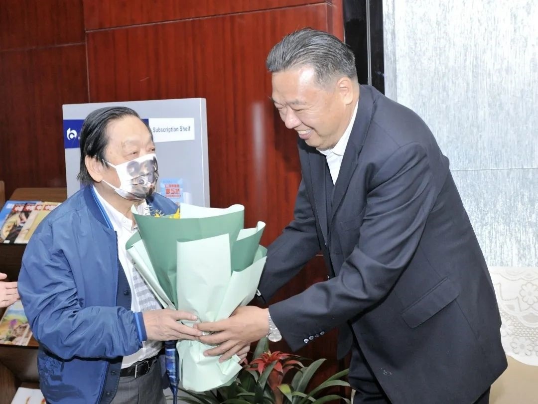 ▲青海省政協(xié)副主席、青海省林草局黨組書記、局長、祁連山國家公園青海省管理局局長李曉南在機(jī)場迎接韓美林