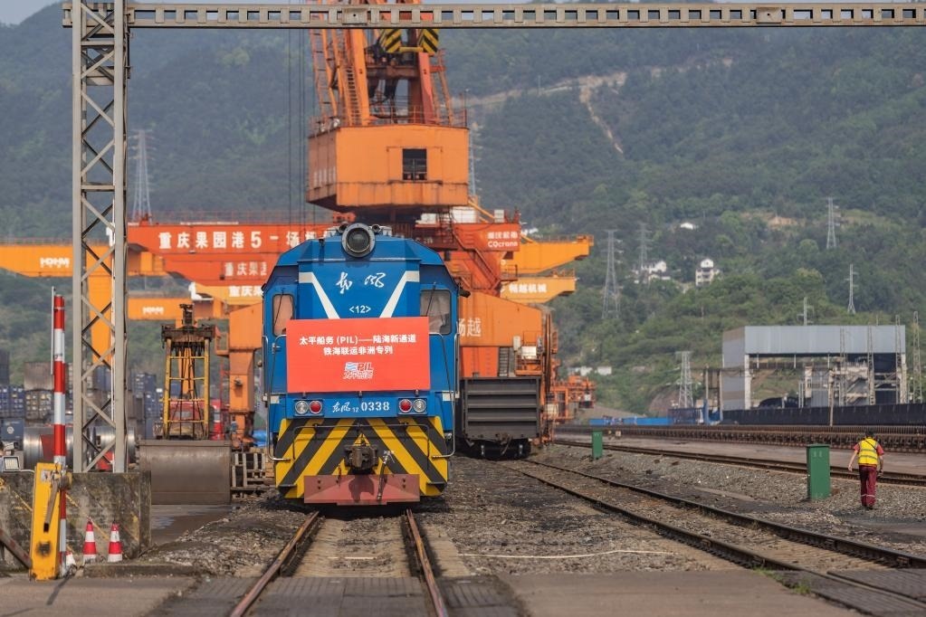 這是2023年4月27日，太平船務(wù)——西部陸海新通道江鐵海聯(lián)運非洲專列在重慶果園港魚嘴站等待發(fā)車。