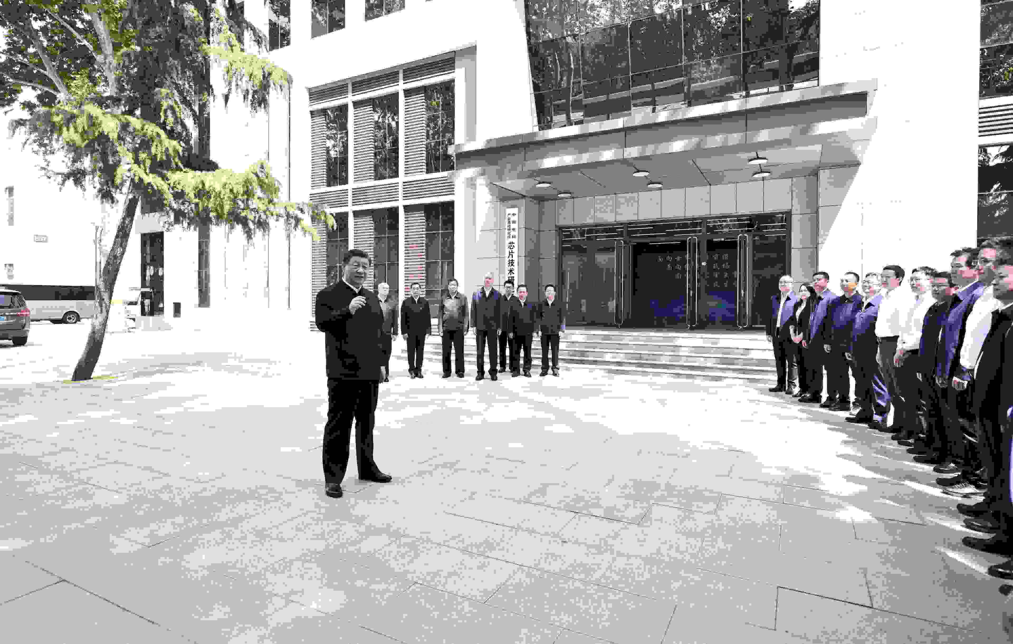 △2023年5月12日，習(xí)近平總書(shū)記在中國(guó)電科產(chǎn)業(yè)基礎(chǔ)研究院同科技工作者交流。