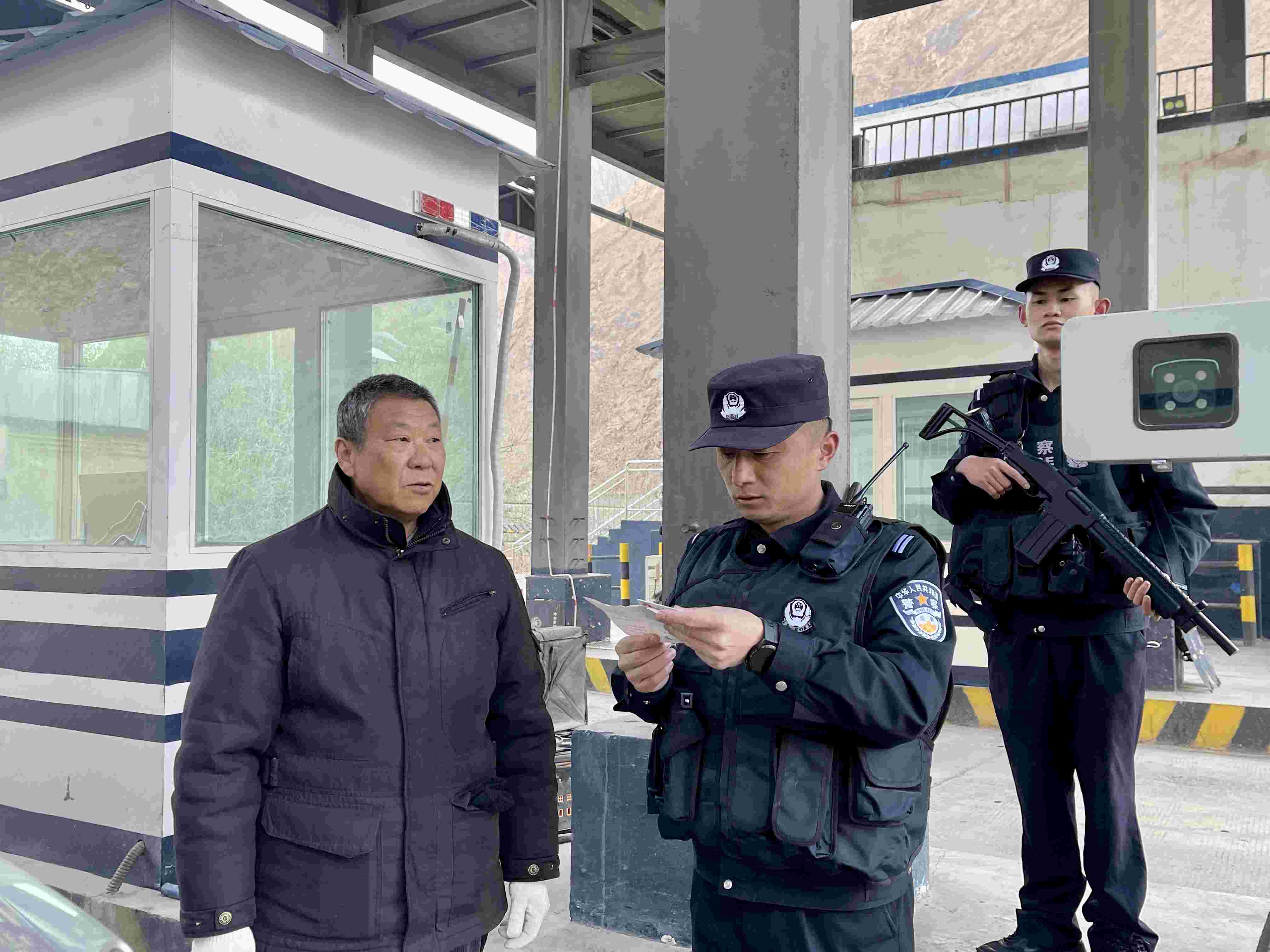 在庫地邊境檢查站，陳暢核對(duì)進(jìn)出邊境管理區(qū)人員信息。人民網(wǎng) 周靜圓攝