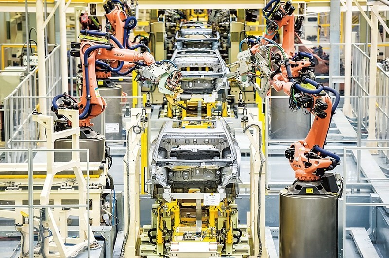 發(fā)展新能源汽車是我國從汽車大國邁向汽車強國的必由之路。2022年中國新能源汽車產(chǎn)銷分別實現(xiàn)705.8萬輛和688.7萬輛，連續(xù)8年位居世界第一。圖為廣汽埃安第一智造中心焊裝車間正在熱火朝天地生產(chǎn)。 廣汽埃安新能源汽車股份有限公司供圖