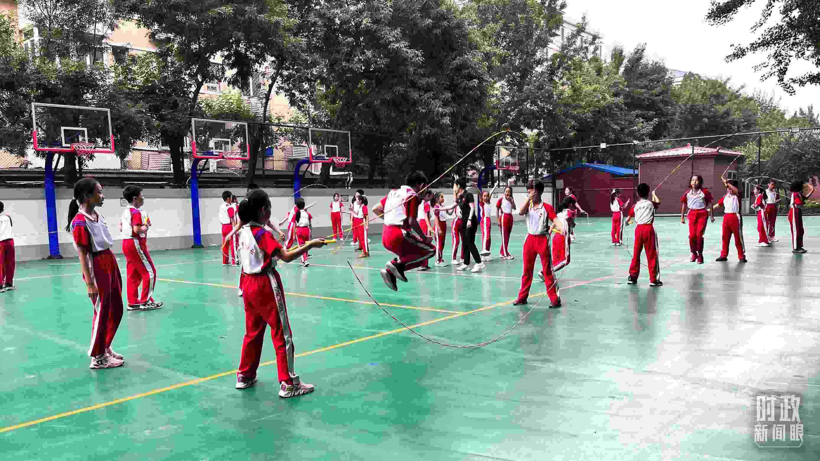 △正在跳繩的學(xué)生。（總臺(tái)央視記者張垚拍攝）