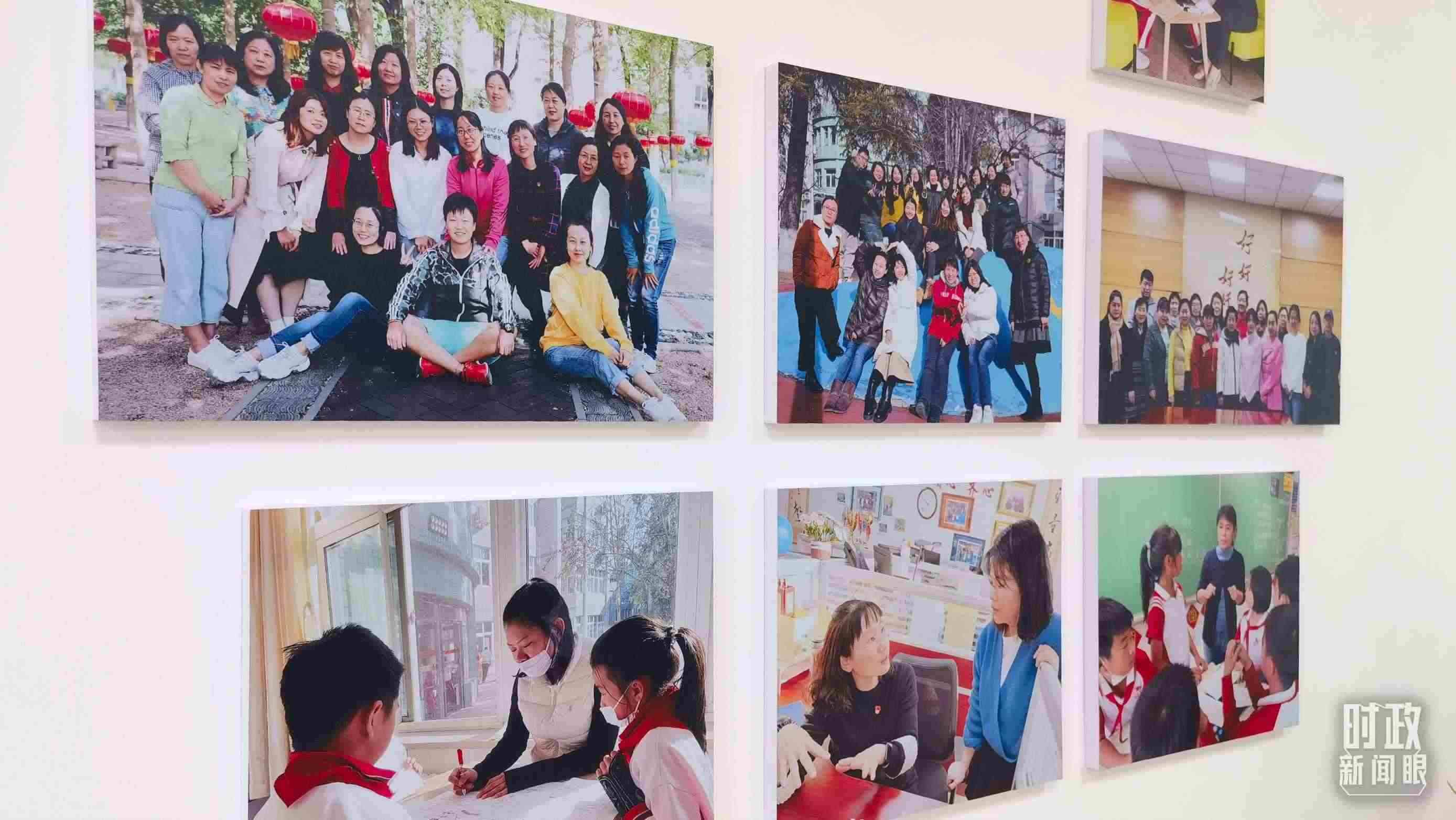 △五年級(jí)教師辦公室內(nèi)的合影展板。（總臺(tái)央視記者賈林拍攝）