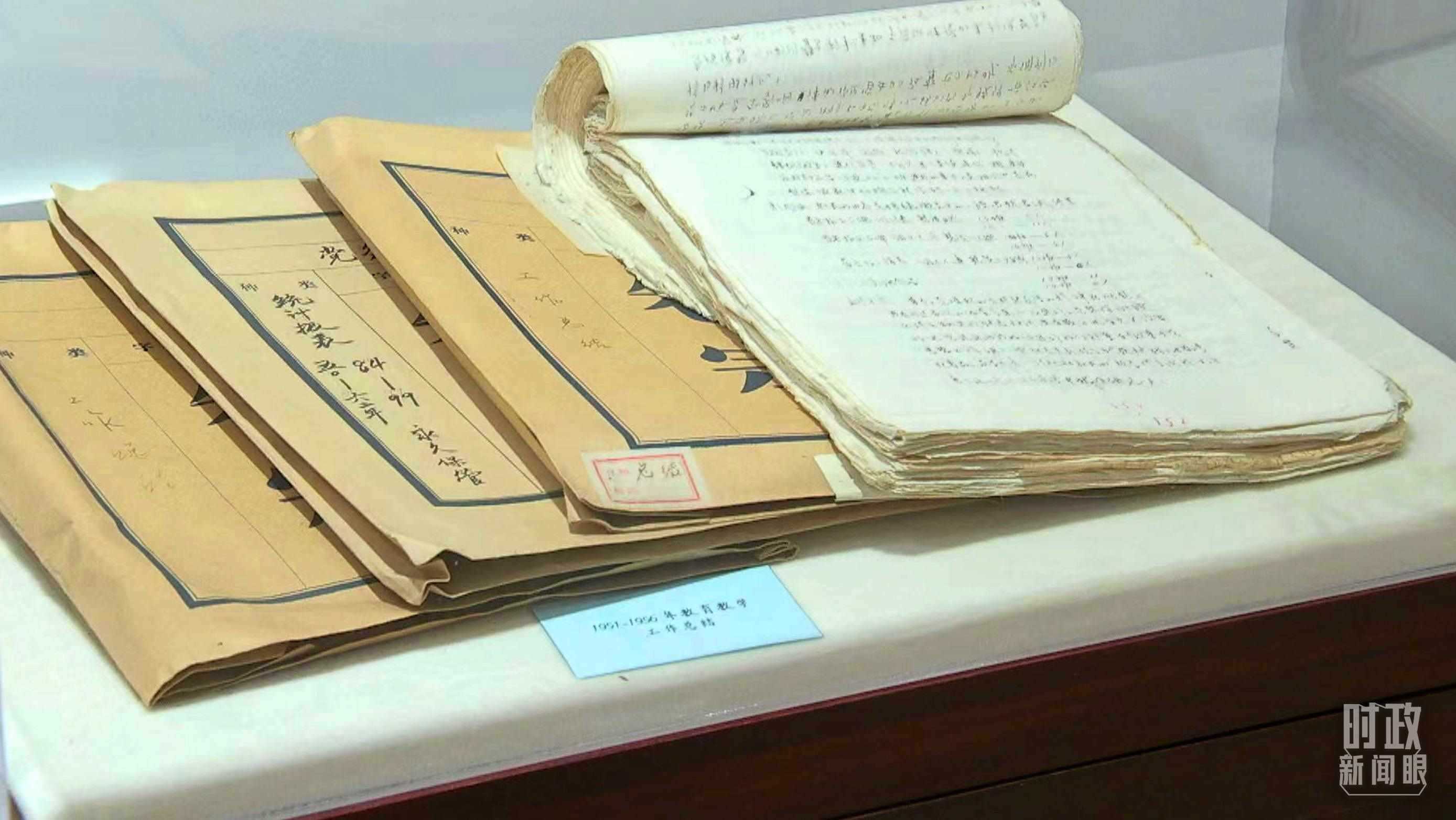 △校史館內(nèi)的教育教學(xué)工作總結(jié)展陳。（總臺(tái)央視記者金雨秋拍攝）