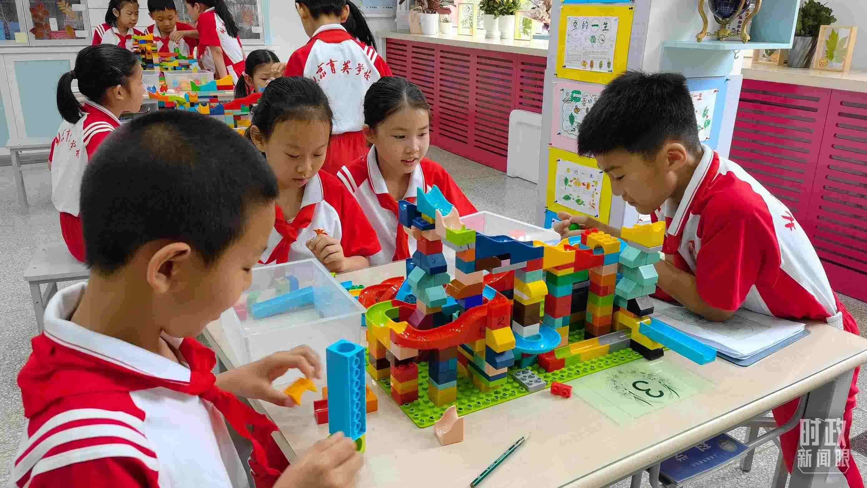 △正在搭建過(guò)山車模型的學(xué)生們。（總臺(tái)央視記者石丞拍攝）