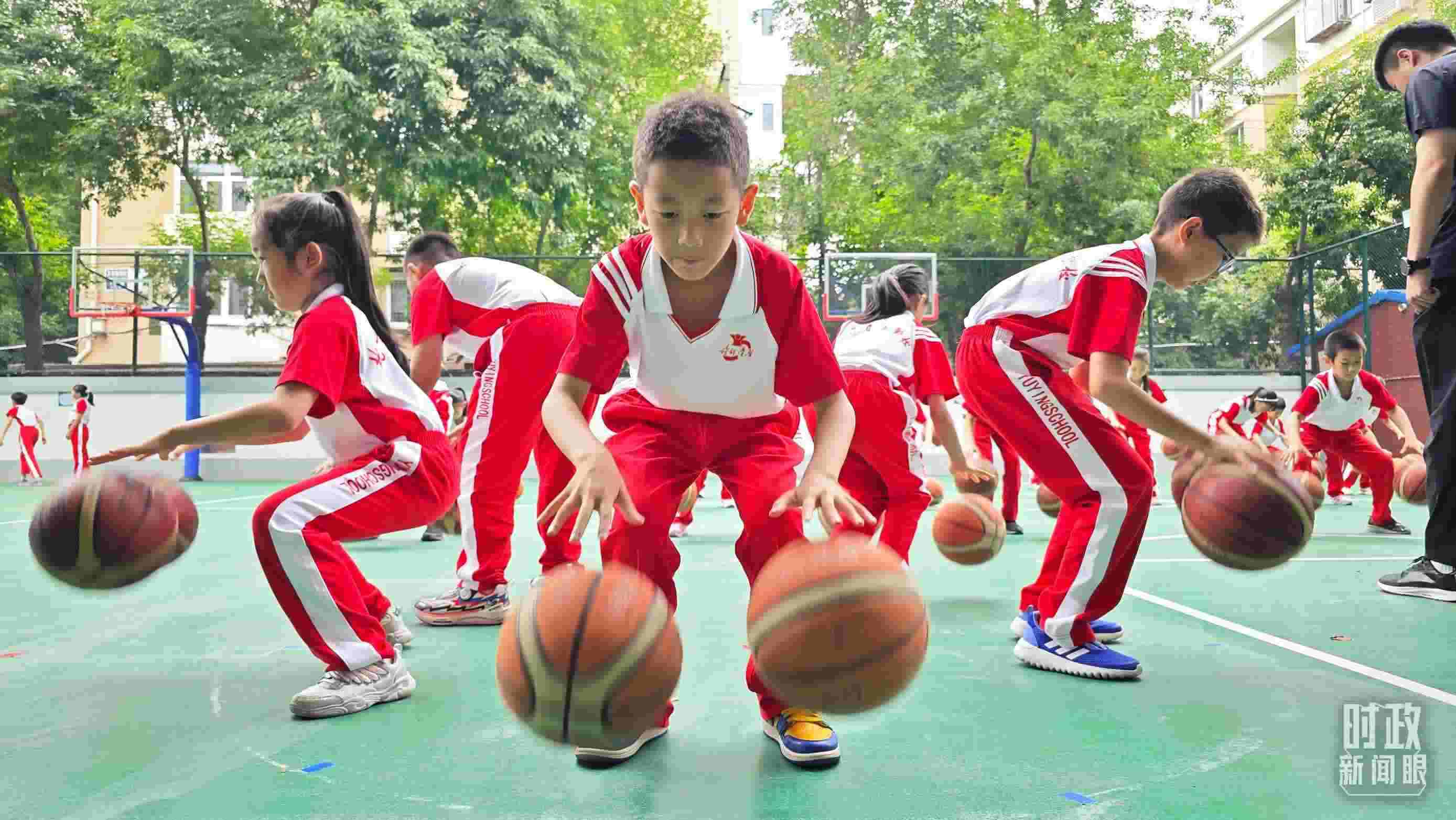 △學(xué)生正在打籃球。（總臺(tái)央視記者彭漢明拍攝）