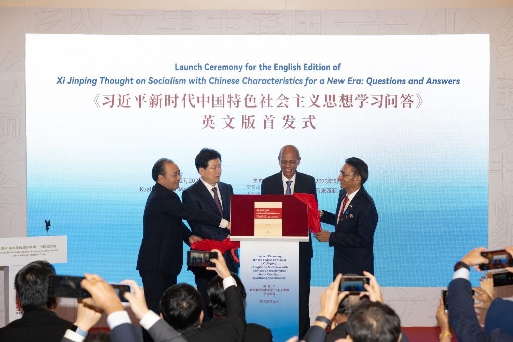 5月27日，《習(xí)近平新時(shí)代中國(guó)特色社會(huì)主義思想學(xué)習(xí)問(wèn)答》英文版首發(fā)式在馬來(lái)西亞吉隆坡國(guó)際書(shū)展中國(guó)主賓國(guó)活動(dòng)現(xiàn)場(chǎng)舉行。新華社記者朱煒攝