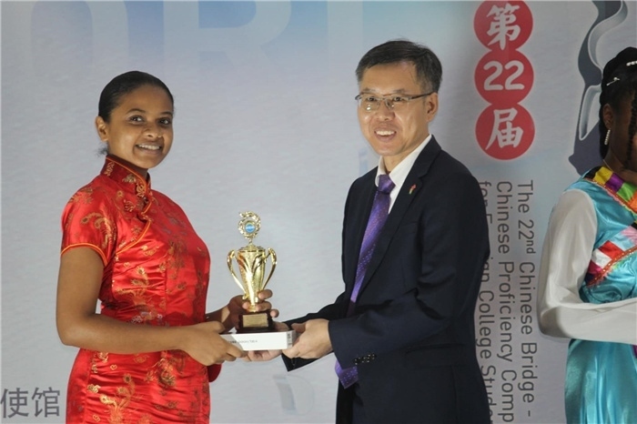 陳錫來參贊為獲獎選手頒發(fā)二等獎。圭亞那大學(xué)孔子學(xué)院供圖