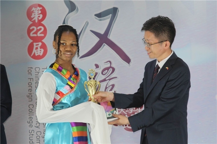 黃瑞參贊為獲獎選手頒發(fā)二等獎。圭亞那大學(xué)孔子學(xué)院供圖
