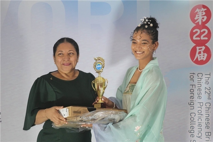 圭亞那大學(xué)校長默罕默德為獲獎選手頒發(fā)一等獎。圭亞那大學(xué)孔子學(xué)院供圖