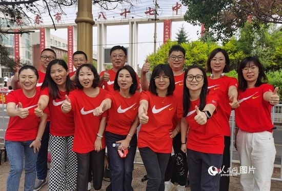 6月7日一早，陽光明媚，天氣涼爽，在長春市第八十七中學(xué)，考生們正陸續(xù)進(jìn)入考場。親友團(tuán)為參加高考的學(xué)子們加油鼓勁。人民網(wǎng)記者 王帝元攝