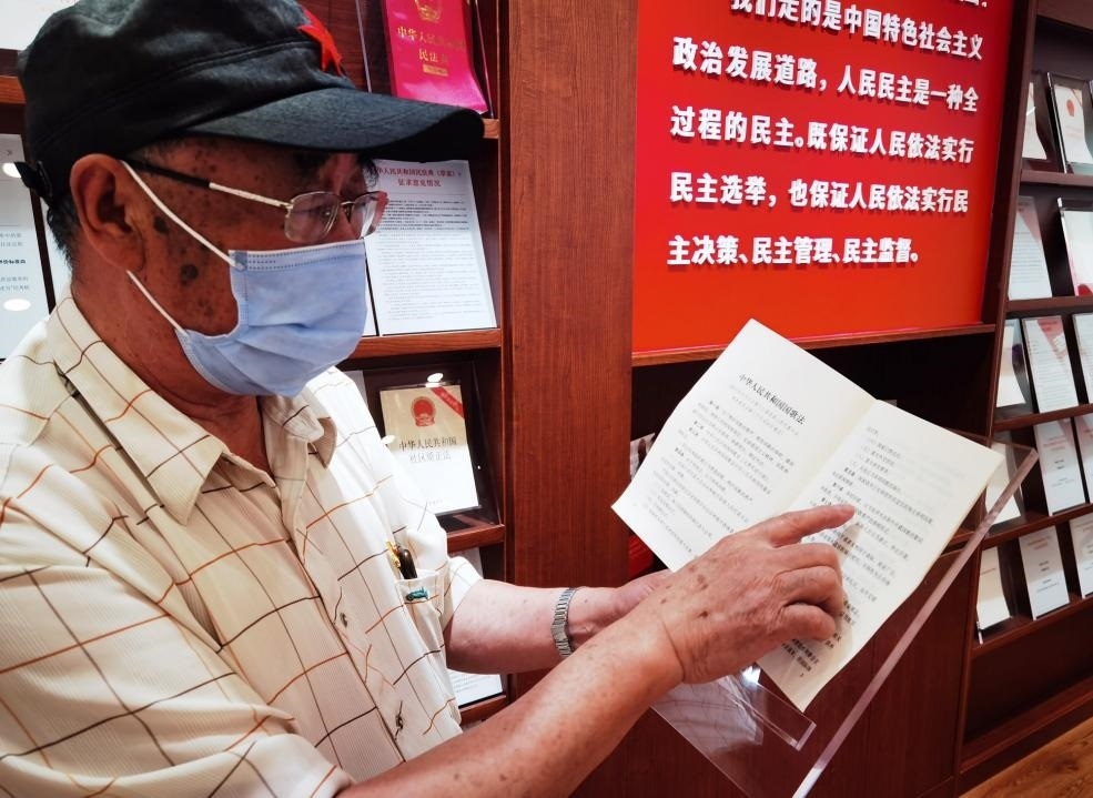 夏云龍給記者展示國(guó)歌法修改的內(nèi)容。人民網(wǎng)記者 唐小麗攝