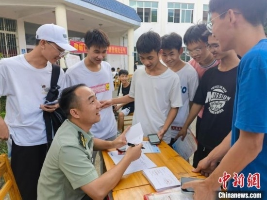 專武干部在講解相關政策。韋碩 攝