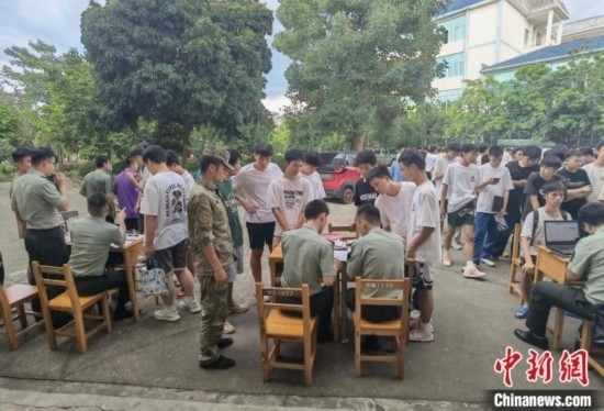 專武干部在發(fā)放兵役登記證。韋碩 攝