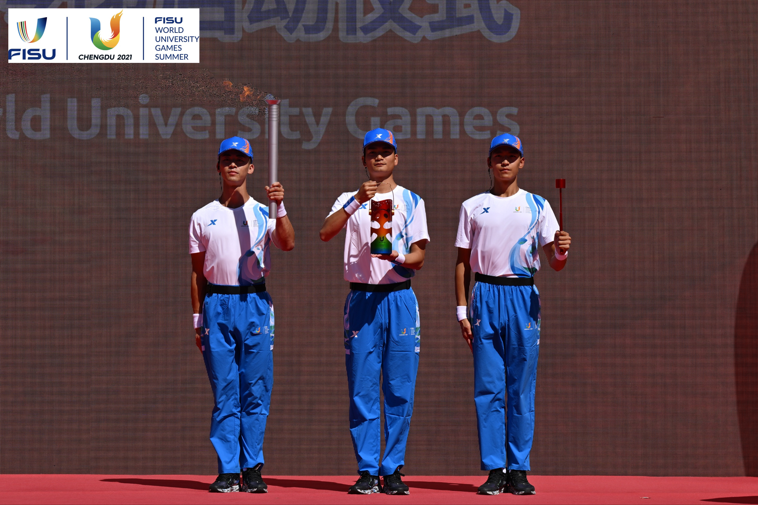 成都大運會火種護(hù)衛(wèi)隊點燃大運火炬。 圖片來源：成都大運會執(zhí)委會供圖