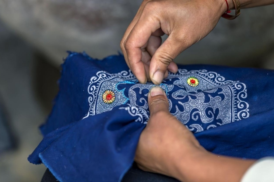 在貴州省黔西市新仁苗族鄉(xiāng)化屋村，村民在制作苗繡。新華社記者 范暉 攝