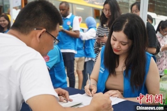 6月13日，在第20個世界獻血者日前夕，20名在贛留學生組團前往血站獻血。吳迪 攝