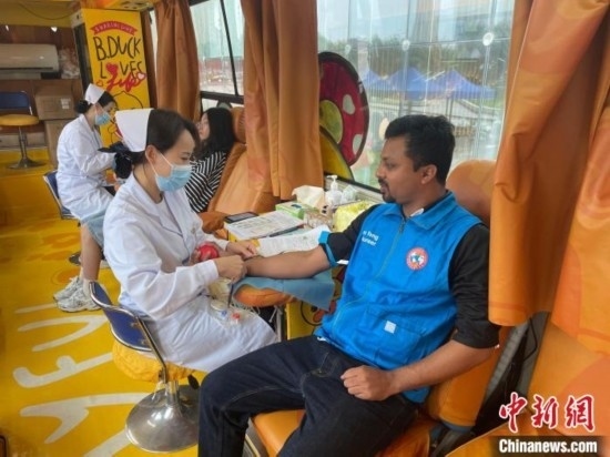 6月13日，在第20個世界獻血者日前夕，20名在贛留學生組團前往血站獻血。吳迪 攝