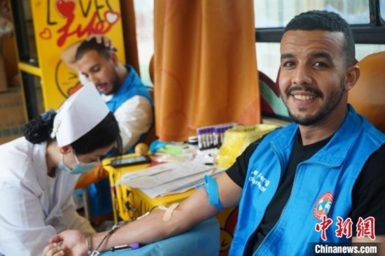 6月13日，在第20個世界獻血者日前夕，20名在贛留學生組團前往血站獻血。吳迪 攝