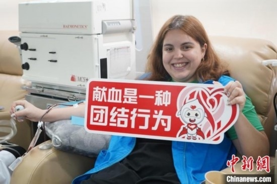 6月13日，在第20個世界獻血者日前夕，20名在贛留學生組團前往血站獻血。吳迪 攝