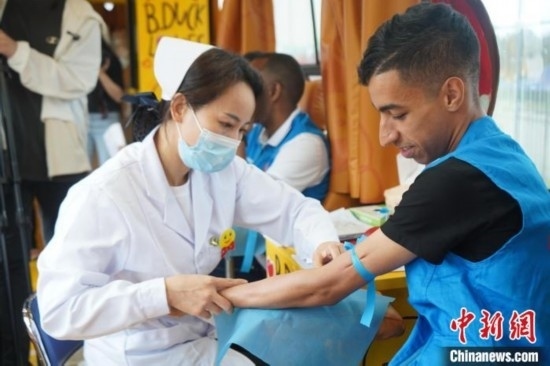 6月13日，在第20個世界獻血者日前夕，20名在贛留學生組團前往血站獻血。吳迪 攝