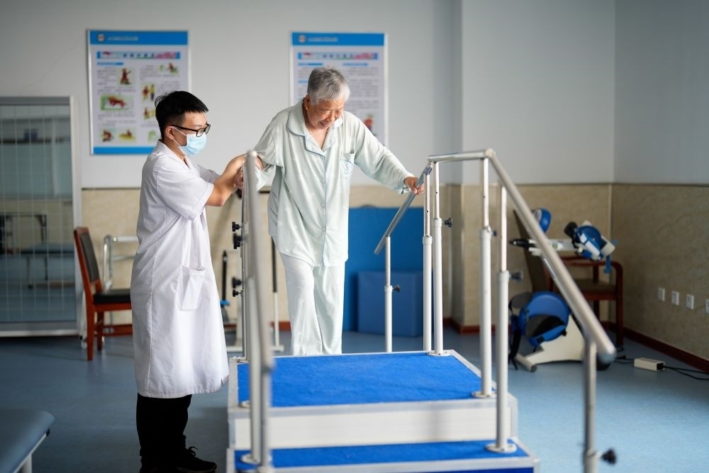 河北省灤南縣一家養(yǎng)老機(jī)構(gòu)的工作人員在指導(dǎo)老人進(jìn)行康復(fù)訓(xùn)練（2023年5月19日攝）。新華社記者 牟宇 攝