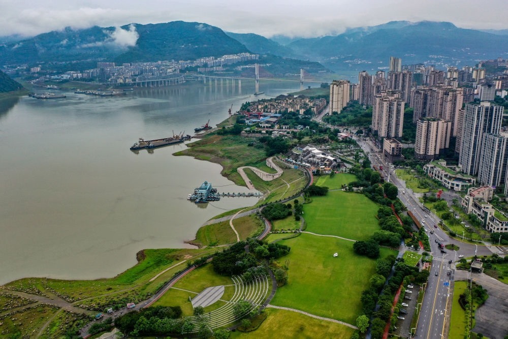 這是2023年6月7日拍攝的位于重慶市云陽縣的云陽城區(qū)環(huán)湖綠道（無人機(jī)照片）。當(dāng)?shù)貙⑸鷳B(tài)治理與生態(tài)修復(fù)結(jié)合起來，兼顧城市旅游和運(yùn)動(dòng)休閑等功能需要，打造環(huán)縣城兩江四岸33公里綠道。新華社記者 唐奕 攝