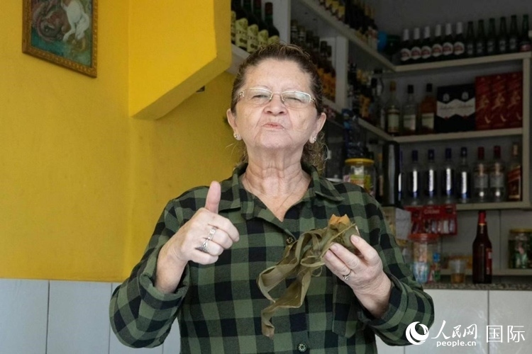 圣瑪塔社區(qū)居民品嘗粽子。王天聰攝